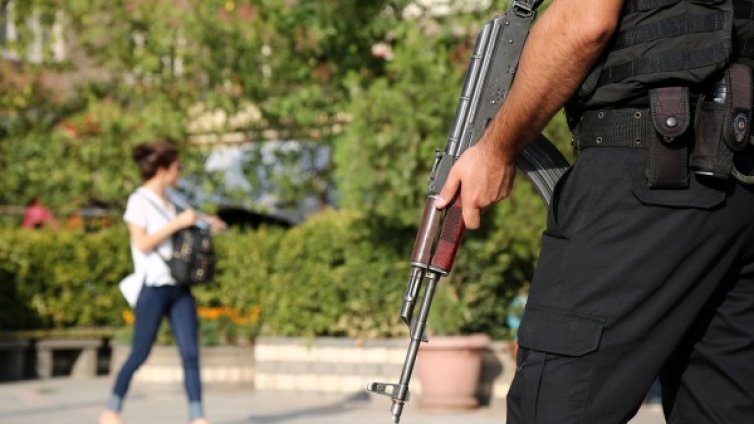 Задържаха четирима в Турция заради подготвяни нападения срещу посолства
