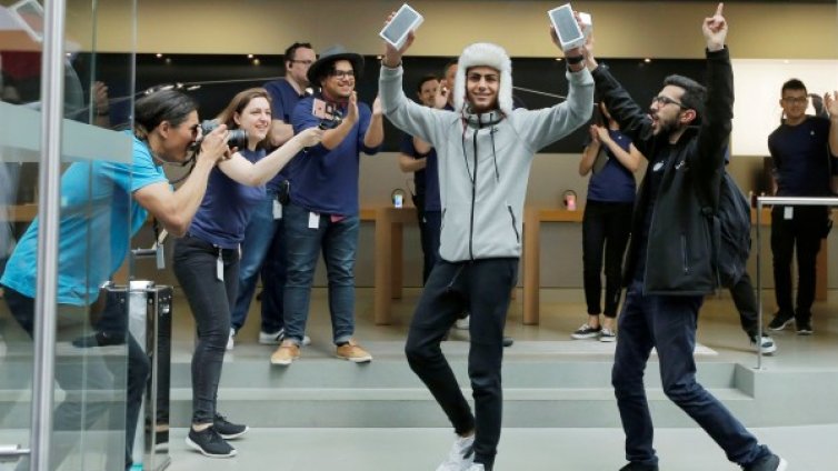 Нов iPhone и пак тълпи пред магазините на Apple