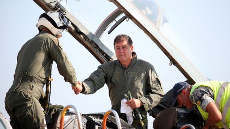 Ненчев се качи на МиГ, благодари за "ер полисинг"-а