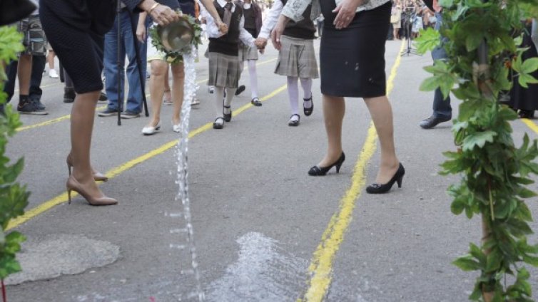 Пернишко школо осъмна със свастики и расистки призиви