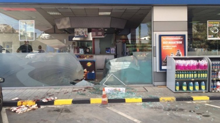 Витрина на бензионсатция се стовари върху жена в Пловдив