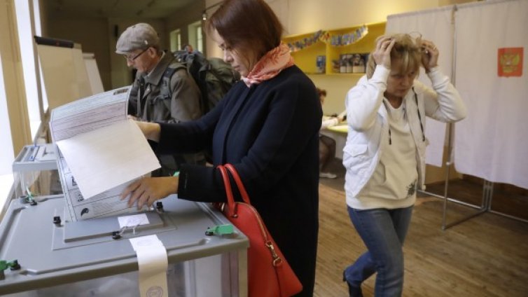 Управляващата "Единна Русия" печели парламентарния вот