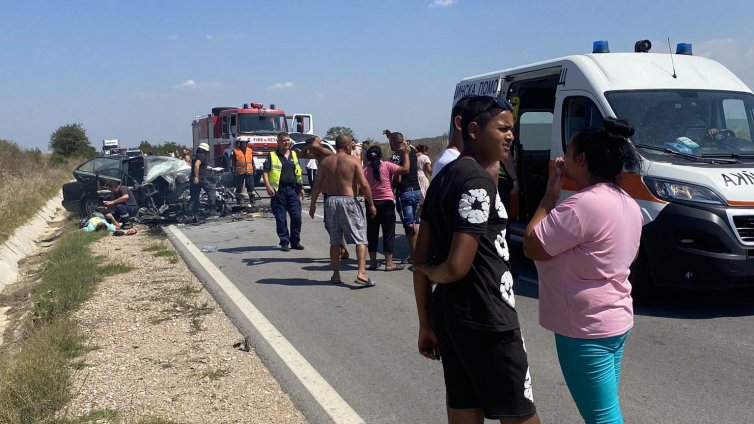 Тежка катастрофа край Хасково отне живота на двама, петима са ранени 