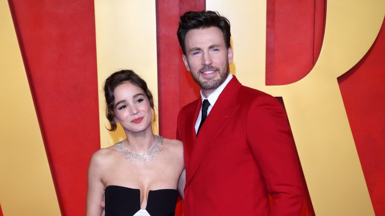 Крис Евънс и Алба Баптиста станаха родители на момиченце