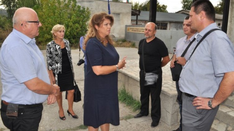 Натискат ни за нови бежански лагери, алармира Йотова