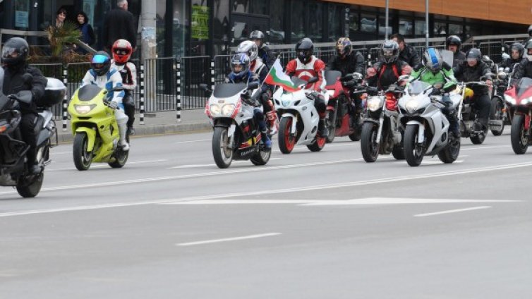 Предлагат знак "Внимание, пази моториста!"