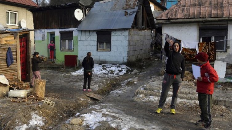 Отчаяни български роми в поход към... САЩ