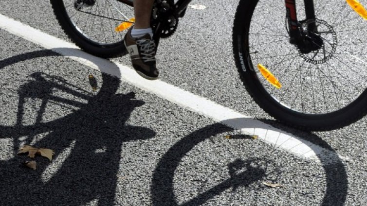 Момченце с колело помете друго дете и си тръгна. Защо?