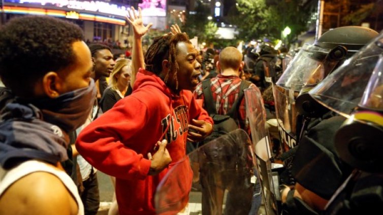 Стрелба, сблъсъци и извънредно положение в Северна Каролина