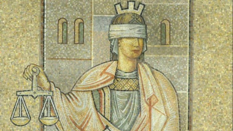 Затвор за жена, развяла гръд през баничарница в Русе