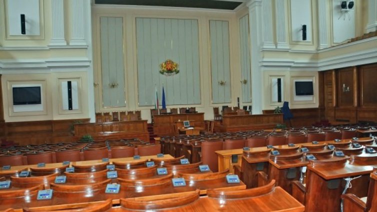 Парламентът затвори... заради рокадата Кристалина-Ирина 