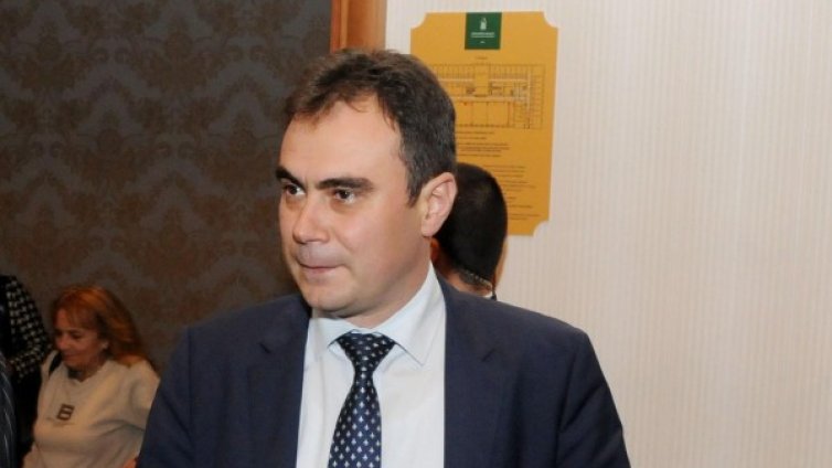 Откъм парламента: Властта се разпада или червена мъгла пада  