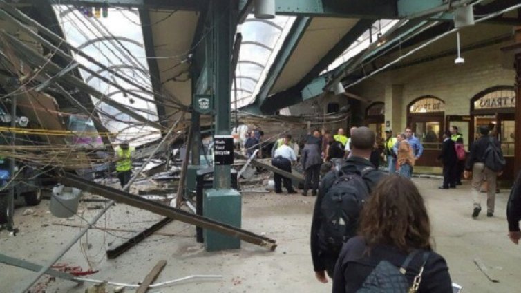 Трима загинали и стотици ранени при жп катастрофа в Ню Джърси
