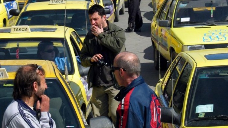 Таксиджии се бунтуват: Набутват ни с патентния данък!