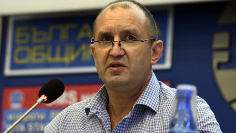 Ген. Радев: Цачева е проекция на Борисов, в пола и с очила