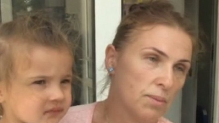 Върнаха детето на лекарката, която го заряза в кола