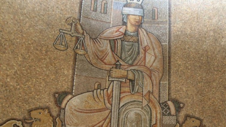 Съдят бащата на сиамските близнаци за секс с малолетна