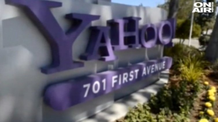 Yahoo рови в имейли на клиентите си