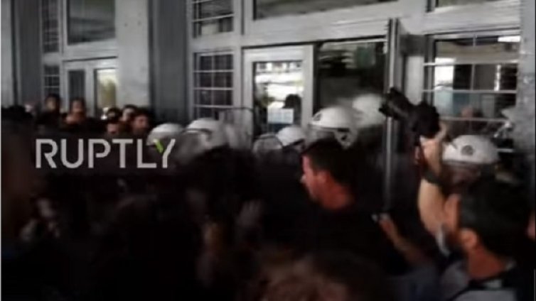 Бой между полиция и протестиращи в Гърция