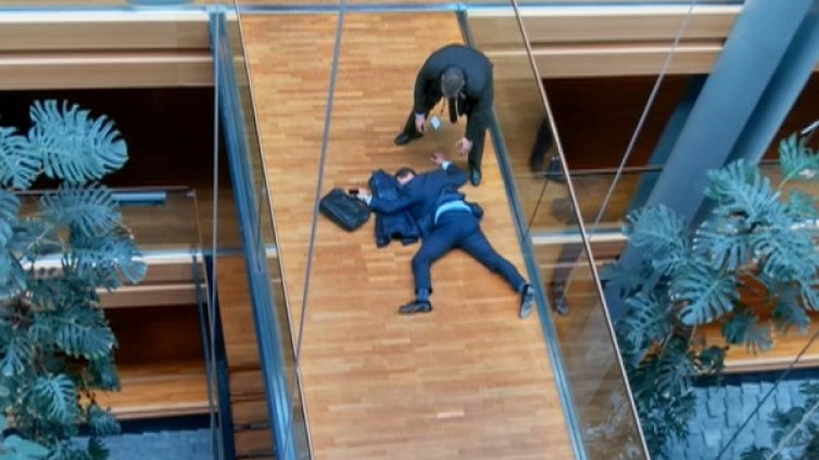 Евродепутат в болница с опасност за живота, ударен от колега