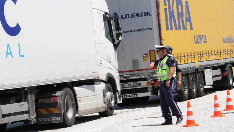 От днес тол системата засича дали са претоварени камионите