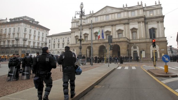 Българин се качи на покрива на миланската Ла Скала