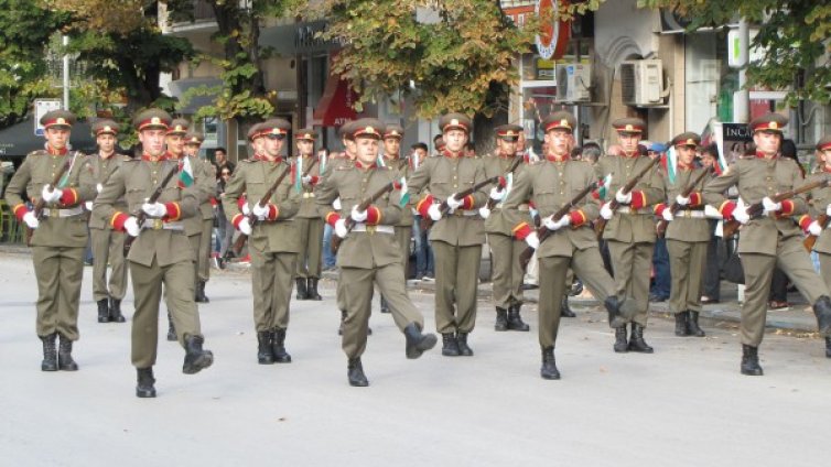 За 6 месеца: Бум на пенсионирани полицаи и военни