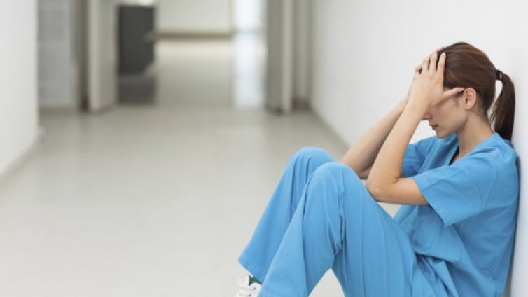 Криза в бяло! Медсестри и над 70 г. в болниците ни