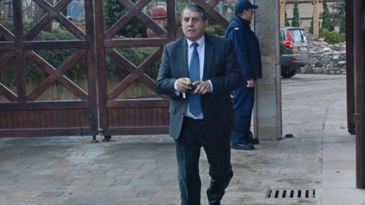 Бат Сали, страхуващият полицаи &ndash; в болница, вместо в съда