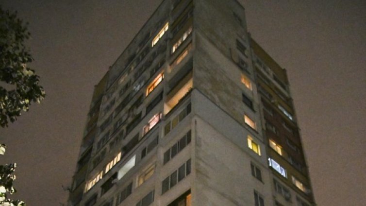 Съседи в евакуирания блок къртили носещи стени, разширявали се...
