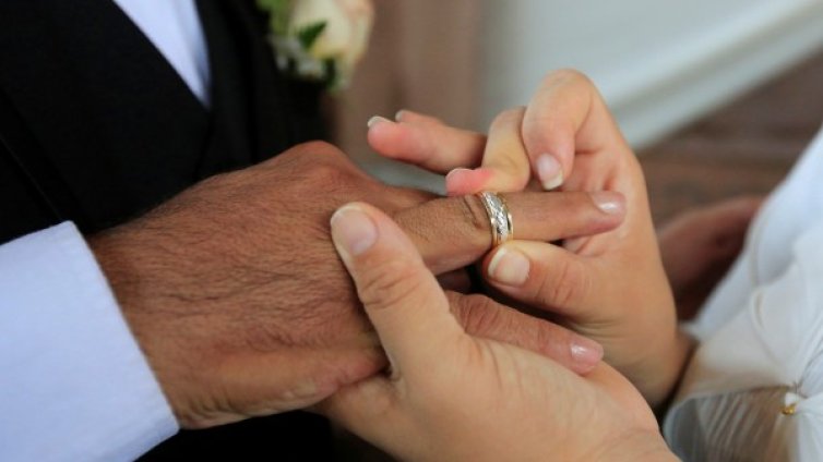 Берлин вдига възрастта за брак, мюсюлманите женили деца