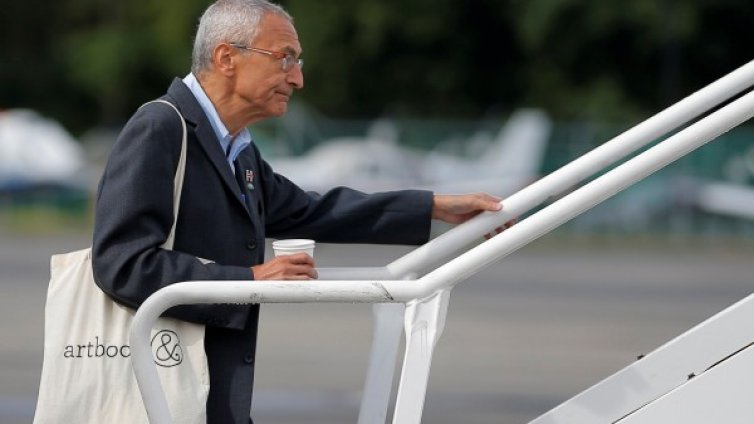 Джулиан Асандж може би помага на Тръмп за Белия дом