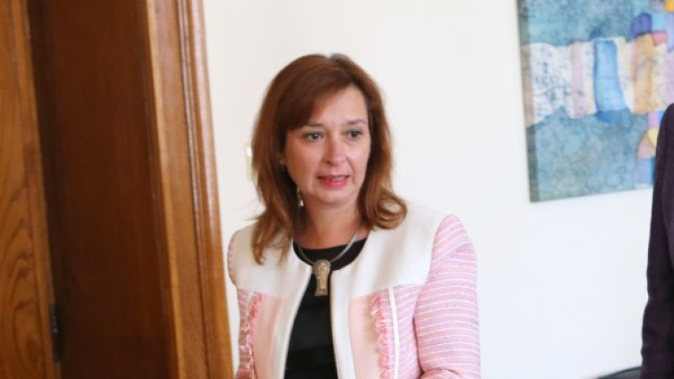 Русинова доволна, идеята й за почивките съвпада с работодателите