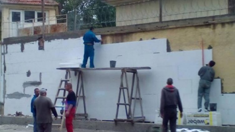 В очакване на зимата: Изолират оградата на затвора в Пловдив!