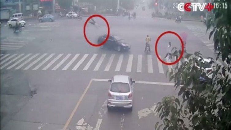 С телефон на ухото шофьор помля полицай, пешеходец...