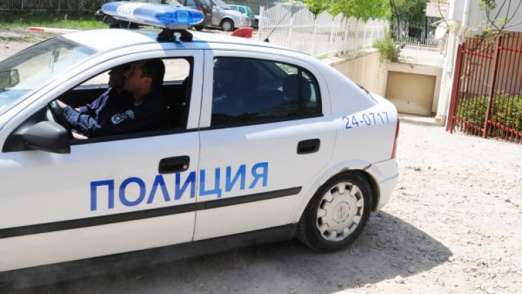 Тревога: Отвлечени момичета! А те&hellip; бродят из нивите