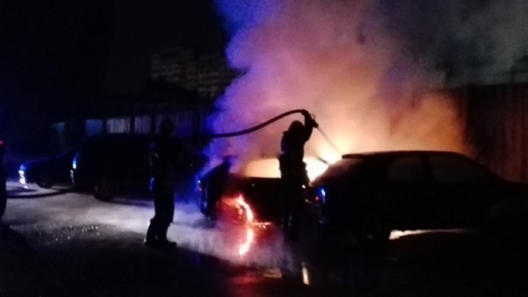 Нощен пожар на метри от блокове, изгоря кола за 30 бона