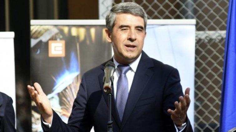 Плевнелиев размаха пръст на властта: Проблемите &ndash; не под масата!