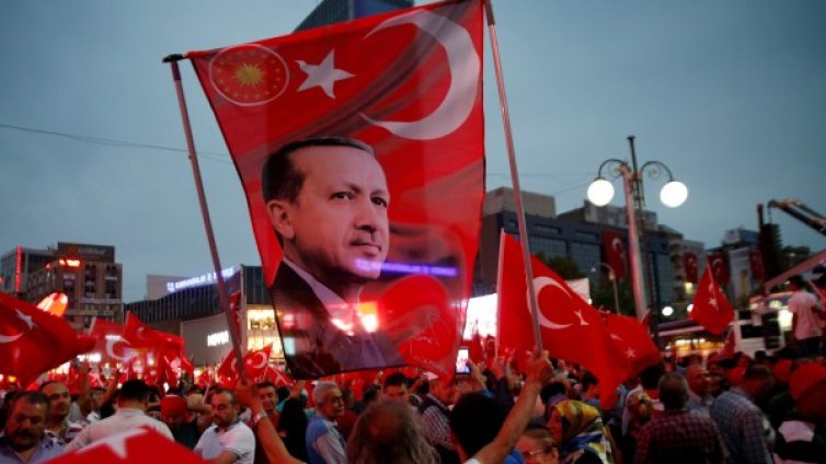 Страх в Анкара, забраниха обществените събирания 
