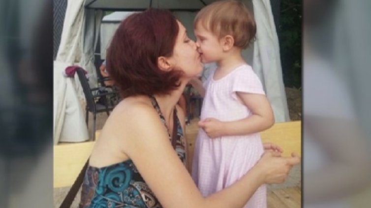 Майка си върна дъщеричката след 2 месеца раздяла