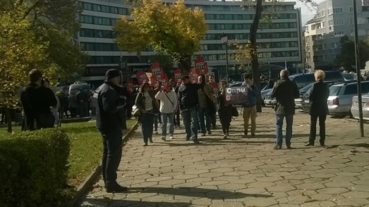Скромен протест пред парламента за СЕТА