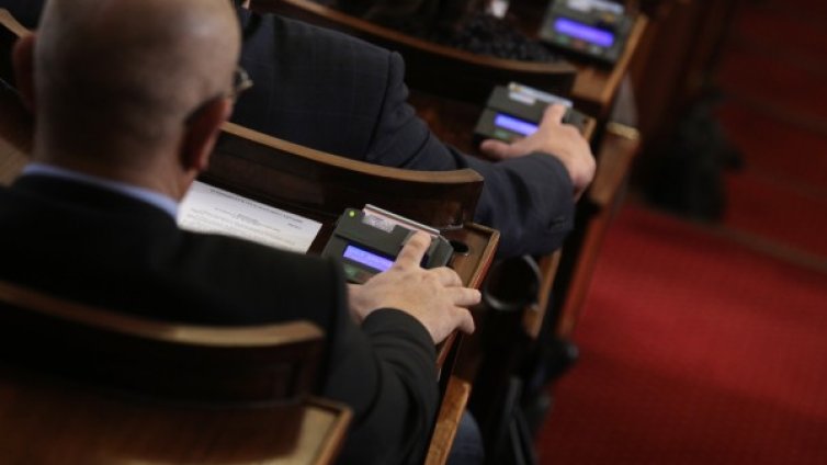 След словесен кеч в парламента: Ваканцията падна! 