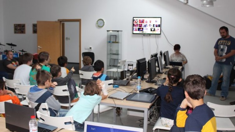 "Без будилник": Големи и малки пирати &ndash; Coding Pirates