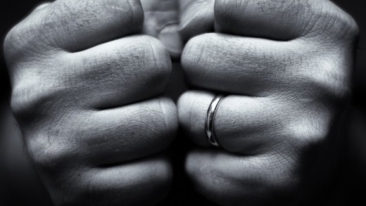 Роми замеряха полицаи с каквото сварят – камъни, дървета...