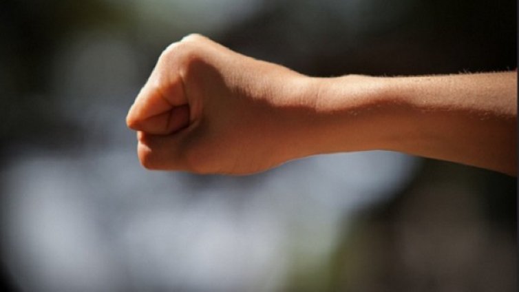 От любов към момиче: Тийнове се хванаха за гушите