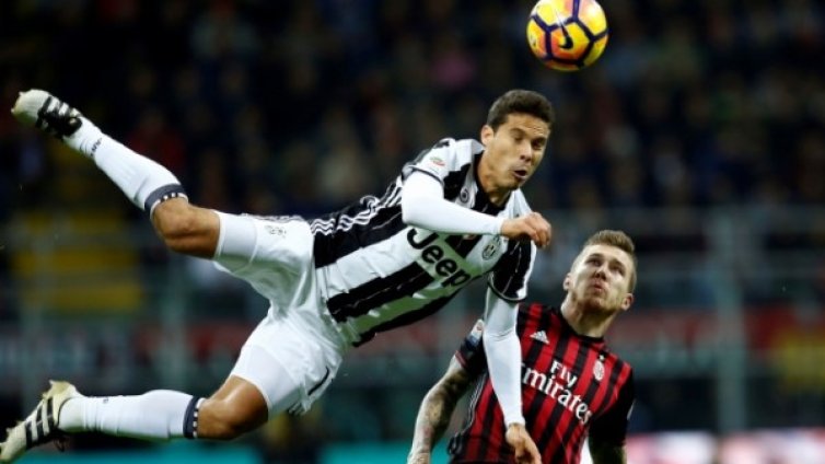 Милан удари Юве и прекъсна черна серия