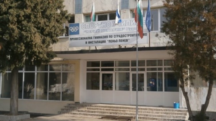 Четирима тийнеджъри в болница след меле пред школо