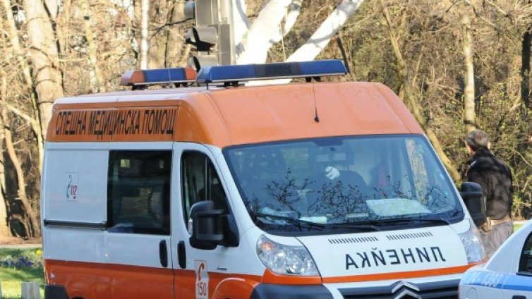 Лекарка се потроши в линейка на дежурство, уволниха я