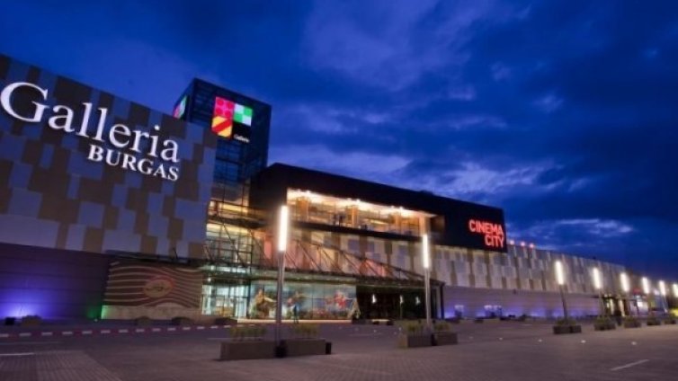 Евакуираха бургаски мол, мъж заплашил с бомба