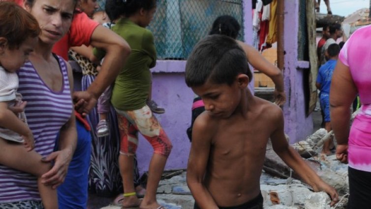 3.50>6.00?! Депутати скочиха на Кунева за ромските стипендии